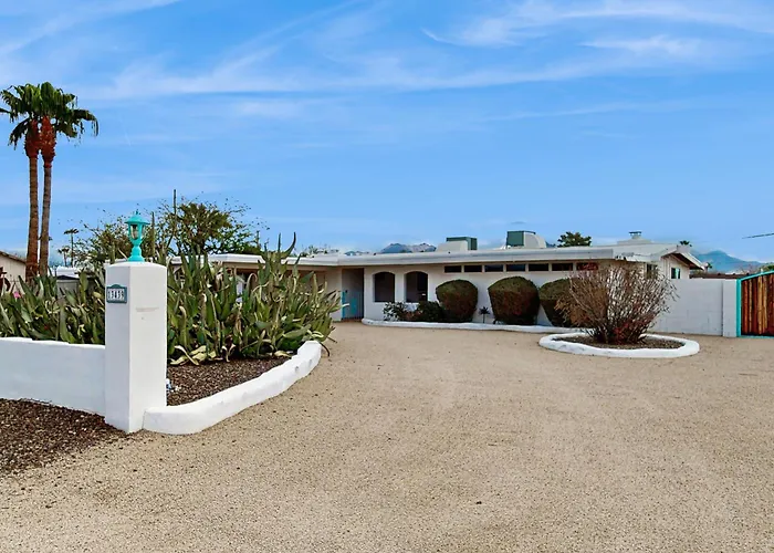 Lounge Poolside: Gem W/ Game Room! Holiday home