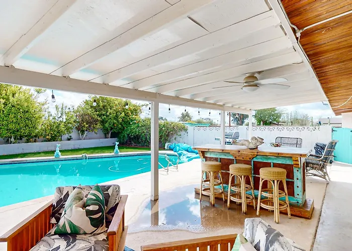 Lounge Poolside: Gem W/ Game Room! Holiday home *